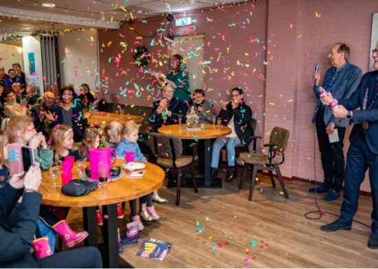 Feest in het vernieuwde wijkcentrum De Kruisdam: 'De huiskamer van de Hilversumse Meent'